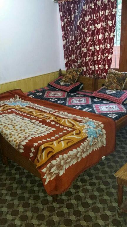 Srīnagar Taj Guest House מראה חיצוני תמונה